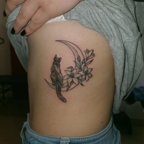 tatuaż kot na księżycu