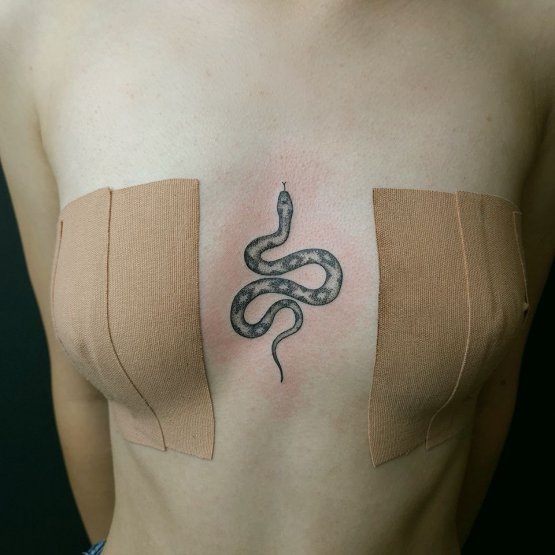 tatuaż między piersiami