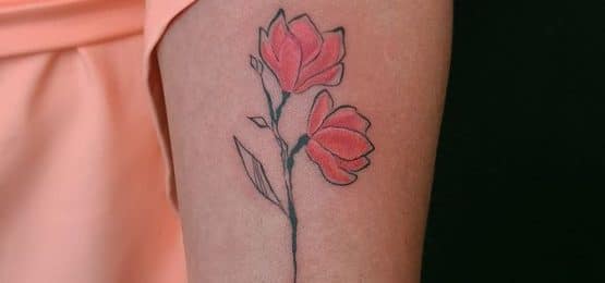 tatuaż czerwony kwiat