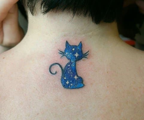 Tatuaż niebieski kot